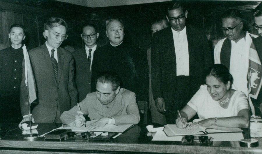 1964年2月26日至29日,周恩来访问锡兰(今斯里兰卡)时,和总理西丽马沃·班达拉奈克夫人签署中锡联合公报。 1964年2月26日至29日,周恩来访问锡兰(今斯里兰卡)时,和总理西丽马沃·班达拉奈克夫人签署中锡联合公报。
