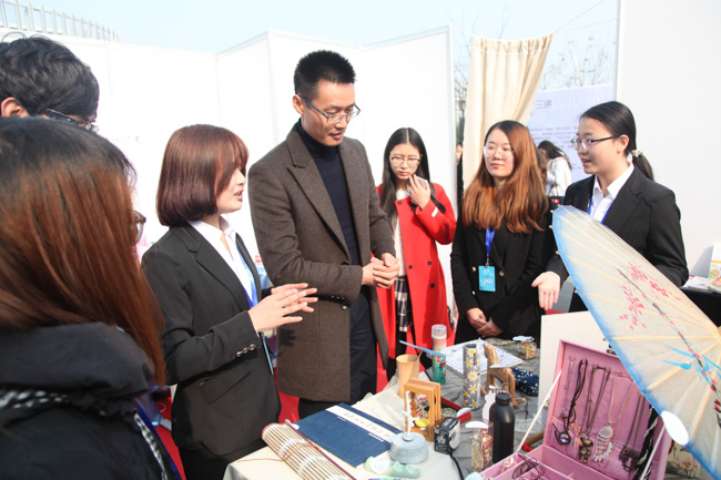 张雷老师询问展品情怀.jpg