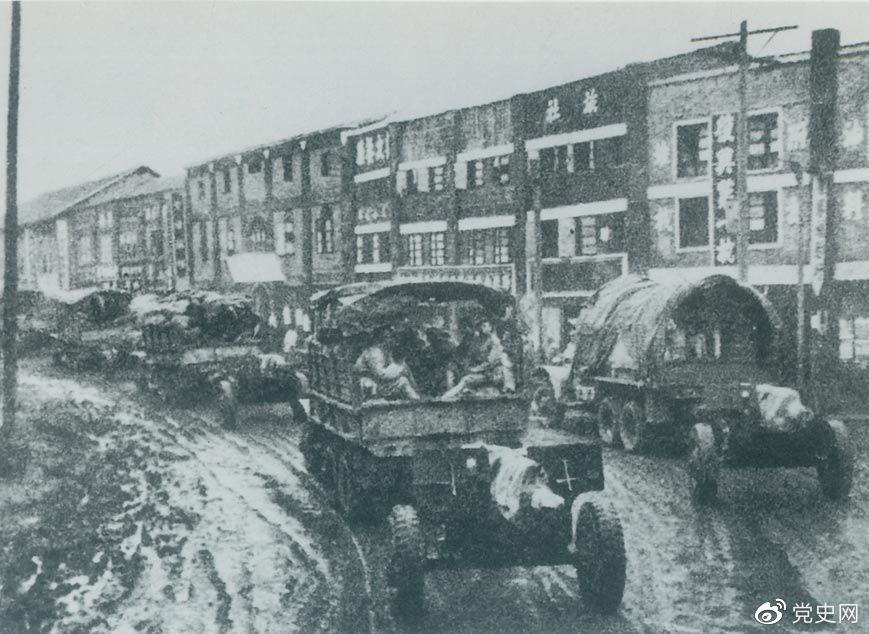 1949年11月21日,人民解放军占领黔北重镇遵义。图为解放军部队通过遵义市区。 1949年11月21日,人民解放军占领黔北重镇遵义。图为解放军部队通过遵义市区。