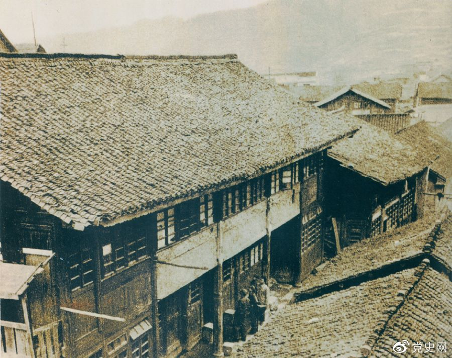 1934年12月18日,中共中央政治局在贵州黎平召开会议,根据毛泽东的建议,通过决议,放弃到湘西北同红二、红六军团会合的计划,改向贵州北部进军。图为会议旧址。 1934年12月18日,中共中央政治局在贵州黎平召开会议,根据毛泽东的建议,通过决议,放弃到湘西北同红二、红六军团会合的计划,改向贵州北部进军。图为会议旧址。