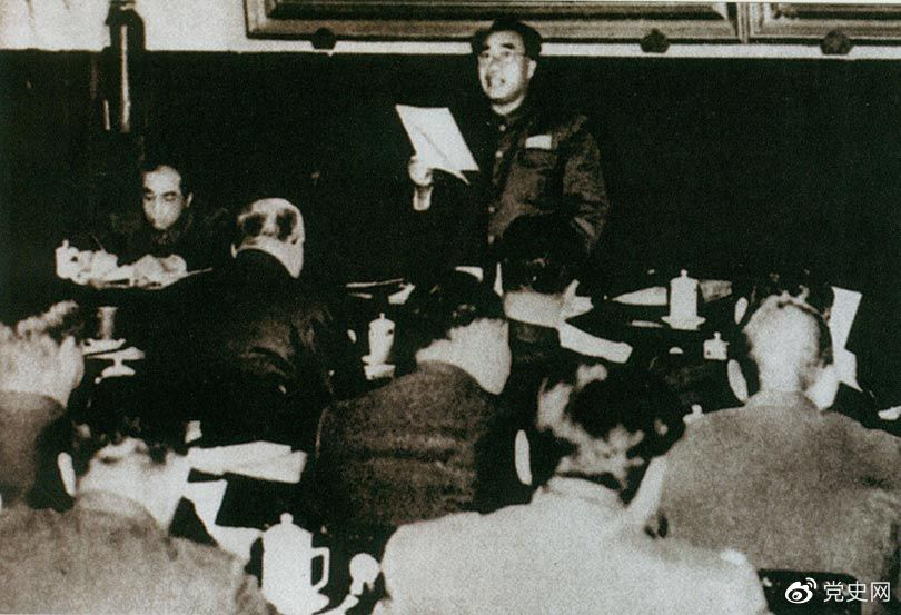 1953年12月7日,朱德在全国军事系统党的高级干部会议上致开幕词。 1953年12月7日,朱德在全国军事系统党的高级干部会议上致开幕词。