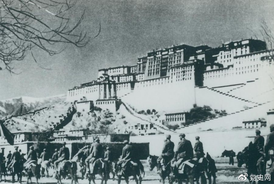 1951年10月26日,人民解放军进藏部队进驻拉萨。 1951年10月26日,人民解放军进藏部队进驻拉萨。