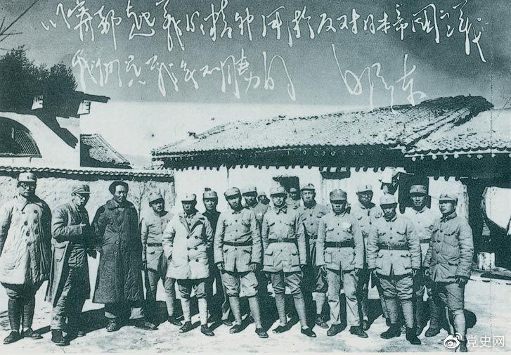 1931年12月14日,国民党第二十六路军在赵博生、董振堂、季振同、黄中岳率领下,于江西宁都起义,加入工农红军,编为红军第五军团。图为1937年毛泽东、王稼祥、萧劲光与宁都起义的参加者在延安合影。 1931年12月14日,国民党第二十六路军在赵博生、董振堂、季振同、黄中岳率领下,于江西宁都起义,加入工农红军,编为红军第五军团。图为1937年毛泽东、王稼祥、萧劲光与宁都起义的参加者在延安合影。