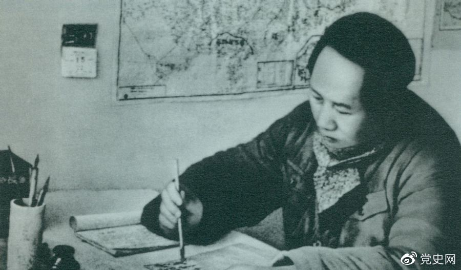 1946年11月18日,毛泽东在起草的给各中央局的指示中,第一次将“自卫战争”称为“人民解放战争”。图为毛泽东在延安枣园窑洞。 1946年11月18日,毛泽东在起草的给各中央局的指示中,第一次将“自卫战争”称为“人民解放战争”。图为毛泽东在延安枣园窑洞。