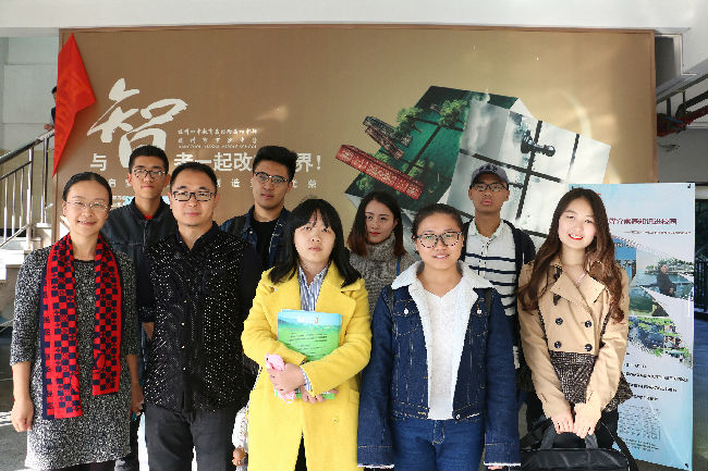 下沙中学刘老师和浙江传媒学院的吴吟老师、志愿者们合影