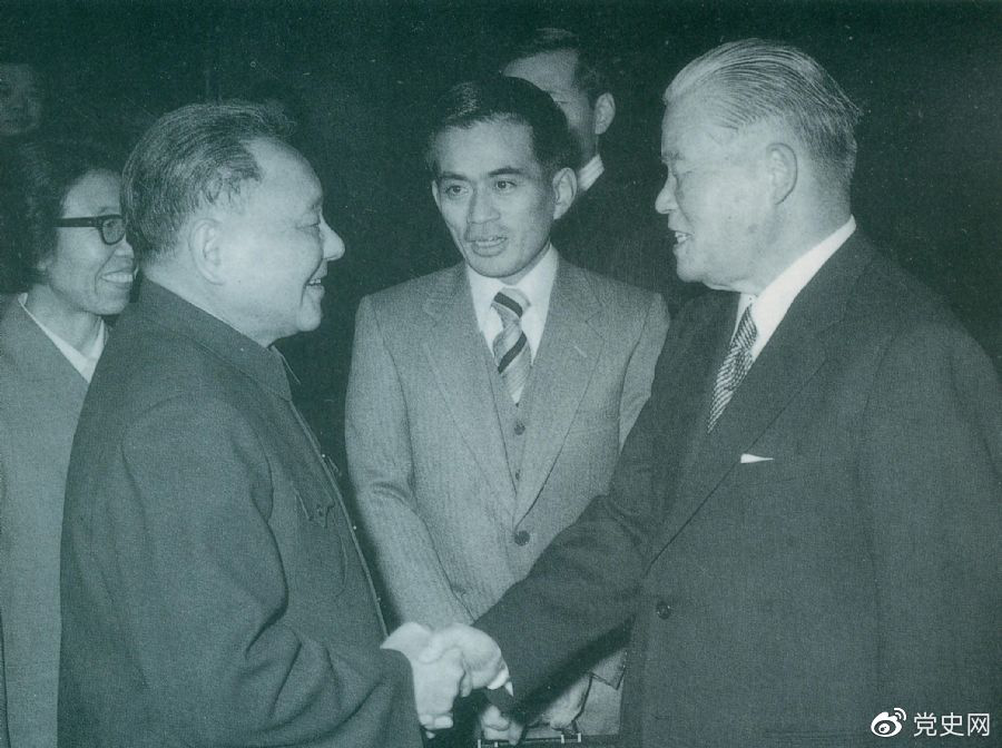 1979年12月6日,邓小平会见日本首相大平正芳。 1979年12月6日,邓小平会见日本首相大平正芳。