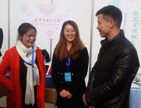 陈兵院长向工作人员询问展会情况.JPG