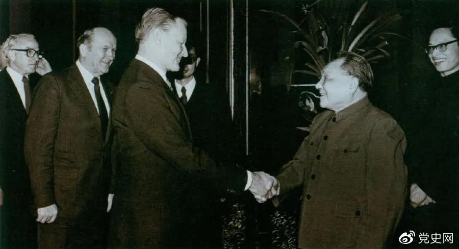 1984年2月22日,邓小平会见美国乔治城大学战略与国际问题研究中心代表团。 1984年2月22日,邓小平会见美国乔治城大学战略与国际问题研究中心代表团。