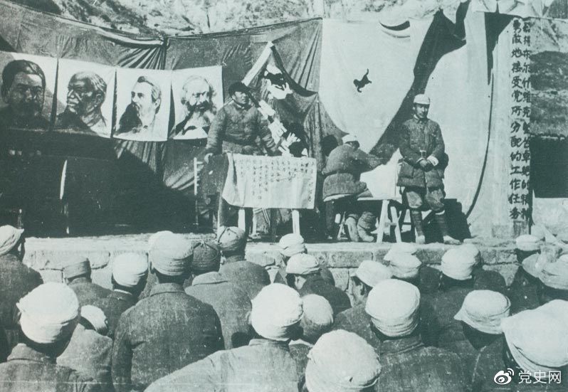 1942年11月,朱德在延安军事学院第一期学员毕业典礼上讲话,勉励大家发扬党的实事求是、密切联系群众的优良传统。 1942年11月,朱德在延安军事学院第一期学员毕业典礼上讲话,勉励大家发扬党的实事求是、密切联系群众的优良传统。