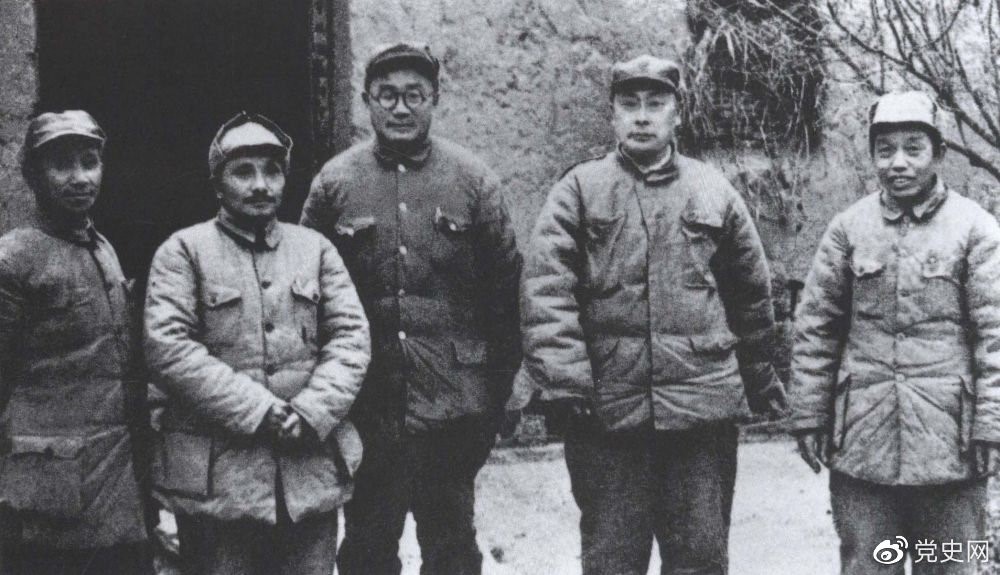 1948年11月6日至1949年1月10日,由刘伯承、陈毅、邓小平、粟裕、谭震林组成,以邓小平为书记的总前敌委员会,率华东野战军和中原野战军及部分地方武装进行淮海战役。长江中下游以北广大地区解放。图为总前敌委员会成员合影。 1948年11月6日至1949年1月10日,由刘伯承、陈毅、邓小平、粟裕、谭震林组成,以邓小平为书记的总前敌委员会,率华东野战军和中原野战军及部分地方武装进行淮海战役。长江中下游以北广大地区解放。图为总前敌委员会成员合影。
