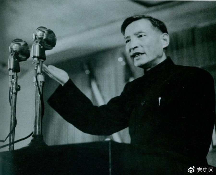 1951年10月,陈云在全国政协一届三次会议上作财经工作报告。 1951年10月,陈云在全国政协一届三次会议上作财经工作报告。
