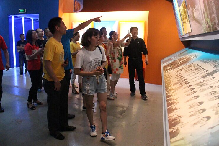 参观校史馆.jpg