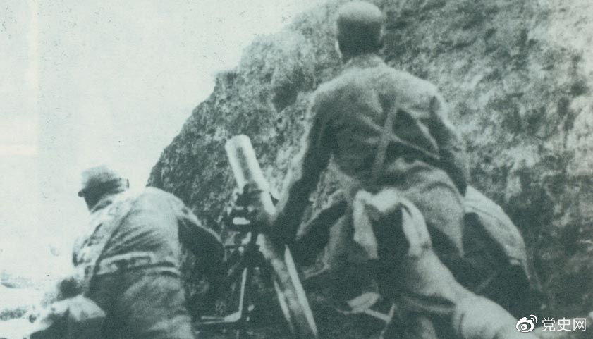 1940年8月,八路军在总司令朱德、副总司令彭德怀的指挥下,向华北敌占交通线和各据点发动了大规模进攻战役,即“百团大战”。 1940年8月,八路军在总司令朱德、副总司令彭德怀的指挥下,向华北敌占交通线和各据点发动了大规模进攻战役,即“百团大战”。