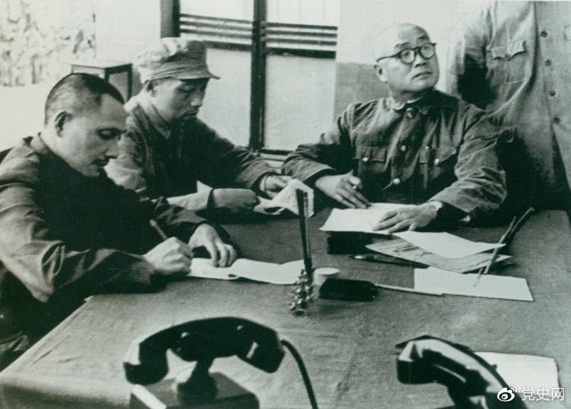 1949年11月1日起,人民解放军向西南进军。图为邓小平与刘伯承、张际春等研究进军西南问题。 1949年11月1日起,人民解放军向西南进军。图为邓小平与刘伯承、张际春等研究进军西南问题。