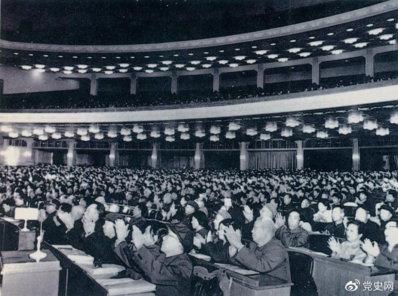 1982年12月4日,五届全国人大五次会议通过并公布施行经全面修改后的《中华人民共和国宪法》(即现行宪法)。图为大会会场。 1982年12月4日,五届全国人大五次会议通过并公布施行经全面修改后的《中华人民共和国宪法》(即现行宪法)。图为大会会场。