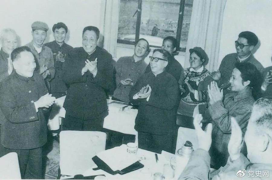 1978年3月2日,邓小平到五届全国人大一次会议云南和四川省代表团看望代表们。 1978年3月2日,邓小平到五届全国人大一次会议云南和四川省代表团看望代表们。