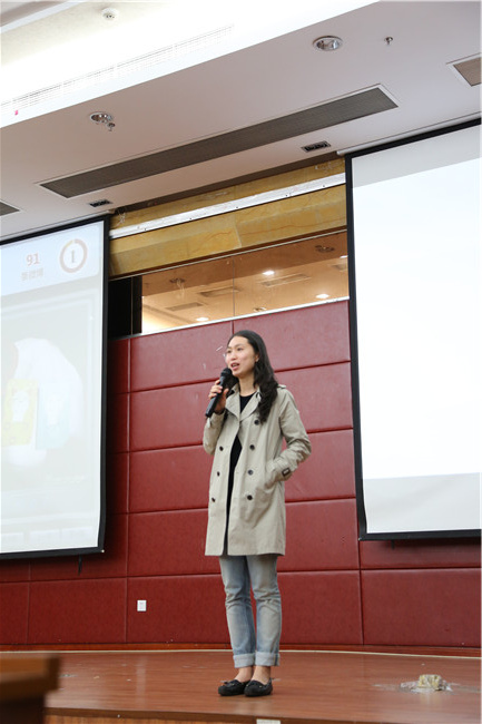 文化产业管理系顾颖婕老师做开场介绍.JPG