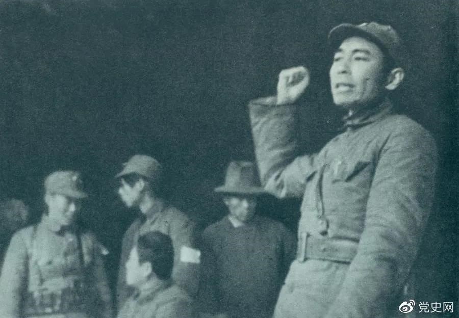 1939年2月23日,周恩来到皖南新四军军部,传达中央关于新四军向北向敌后发展的方针。 1939年2月23日,周恩来到皖南新四军军部,传达中央关于新四军向北向敌后发展的方针。