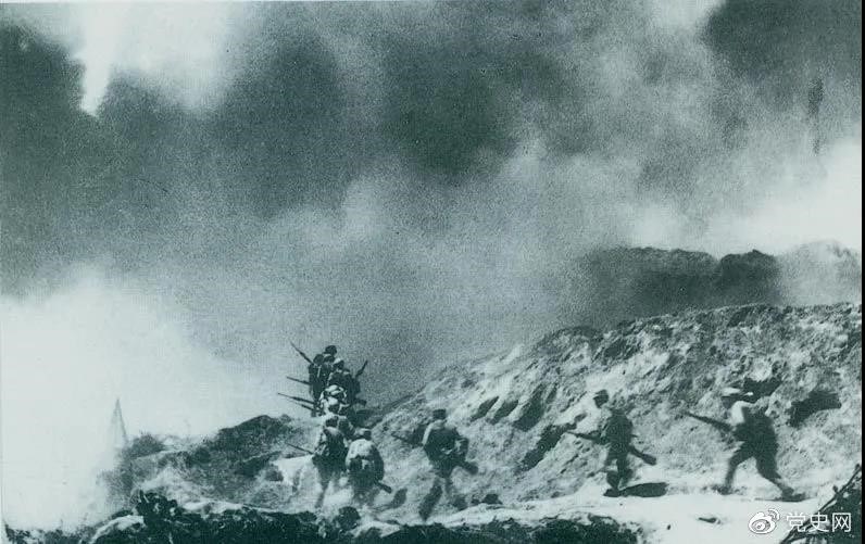 1948年2月28日至3月3日,西北野战军发起宜川战役,歼灭国民党军2.9万余人,取得了转入外线作战后的第一个大胜利。图为部队攻占瓦子街。 1948年2月28日至3月3日,西北野战军发起宜川战役,歼灭国民党军2.9万余人,取得了转入外线作战后的第一个大胜利。图为部队攻占瓦子街。