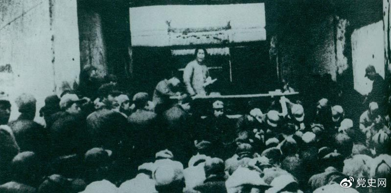 1935年12月27日,毛泽东在陕北瓦窑堡党的活动分子会议上作《论反对日本帝国主义的策略》报告。 1935年12月27日,毛泽东在陕北瓦窑堡党的活动分子会议上作《论反对日本帝国主义的策略》报告。