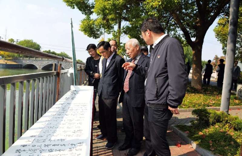 杭州钱塘:百米书法长卷走进全国文明村
