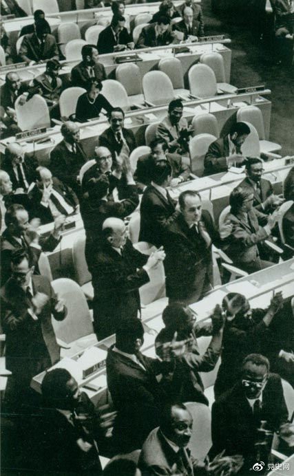 1971年10月25日,第二十六届联合国大会通过决议,恢复中华人民共和国在联合国的一切合法权利。图为决议通过时,会场一片欢腾。 1971年10月25日,第二十六届联合国大会通过决议,恢复中华人民共和国在联合国的一切合法权利。图为决议通过时,会场一片欢腾。
