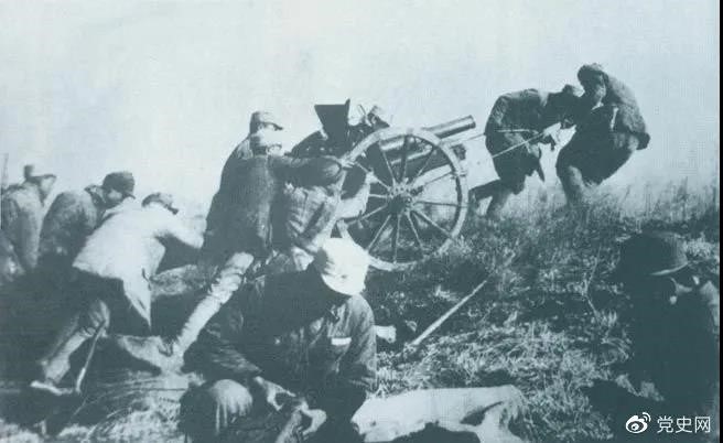 1938年2月22日,129师368旅两个团在井陉与娘子关之间的长生口设伏,击毙日军130余人。图为八路军在此役中缴获的山炮。 1938年2月22日,129师368旅两个团在井陉与娘子关之间的长生口设伏,击毙日军130余人。图为八路军在此役中缴获的山炮。