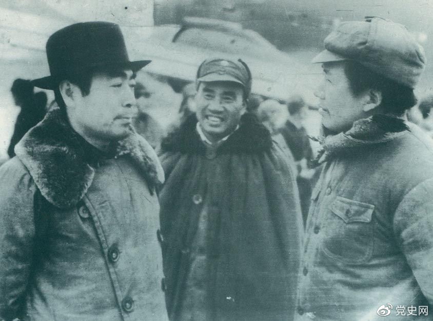 1945年11月11日,毛泽东、朱德赴延安机场迎接从重庆回来的周恩来。 1945年11月11日,毛泽东、朱德赴延安机场迎接从重庆回来的周恩来。