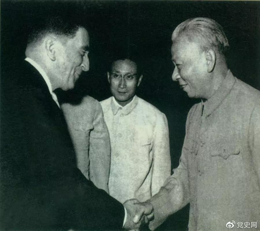 1964年1月27日,中法两国建立外交关系。图为法国驻华大使向刘少奇主席递交国书。 1964年1月27日,中法两国建立外交关系。图为法国驻华大使向刘少奇主席递交国书。