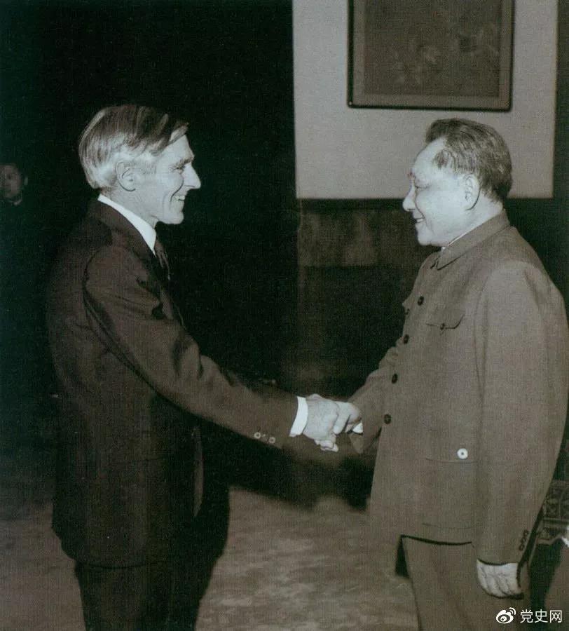 1981年1月26日,邓小平对来访的澳大利亚外长斯特里特说,我们要写个文件,主要是总结建国以来的历史经验。 1981年1月26日,邓小平对来访的澳大利亚外长斯特里特说,我们要写个文件,主要是总结建国以来的历史经验。
