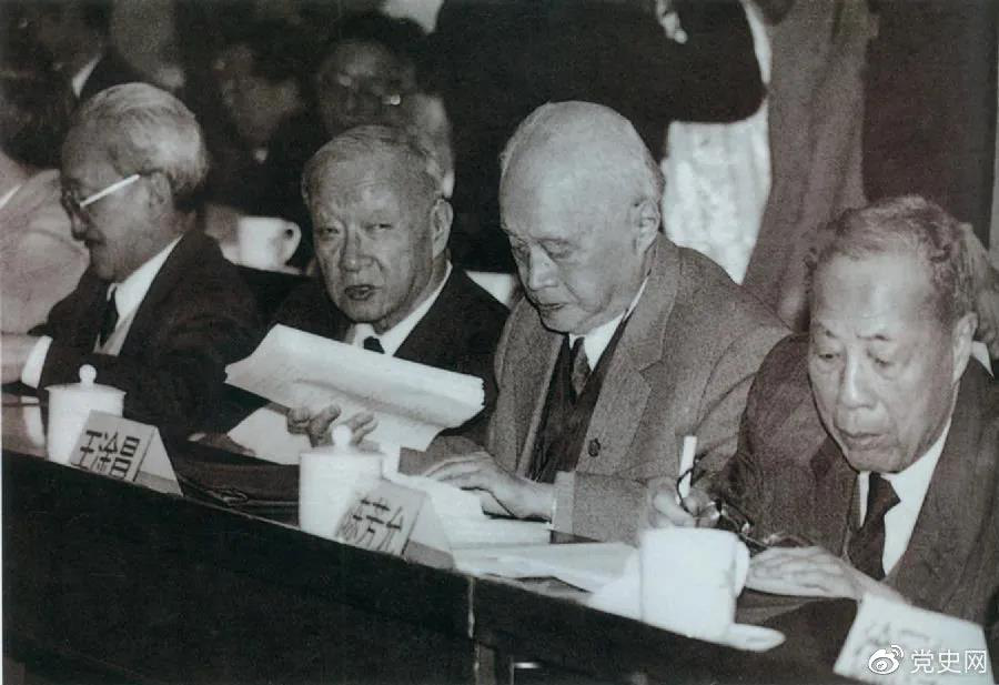 1986年3月,由4位老科学家倡议,经邓小平批示,中国制定实施了高技术研究发展计划。图为“863”计划的4位倡导人王大珩(左2)、王淦昌(左3)、杨嘉墀(左1)、陈芳允(左4)。 1986年3月,由4位老科学家倡议,经邓小平批示,中国制定实施了高技术研究发展计划。图为“863”计划的4位倡导人王大珩(左2)、王淦昌(左3)、杨嘉墀(左1)、陈芳允(左4)。
