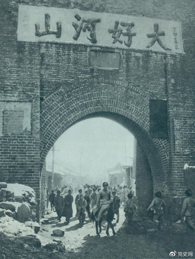 1948年12月24日,人民解放军攻克张家口。 1948年12月24日,人民解放军攻克张家口。