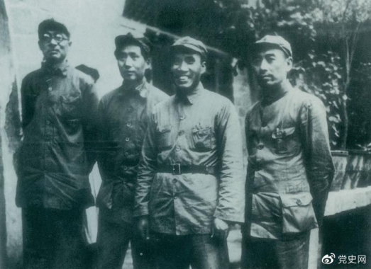 1937年8月22日至25日,中共中央在洛川冯家村举行政治局扩大会议(即洛川会议)。图为毛泽东和朱德、周恩来、林伯渠的合影。 1937年8月22日至25日,中共中央在洛川冯家村举行政治局扩大会议(即洛川会议)。图为毛泽东和朱德、周恩来、林伯渠的合影。