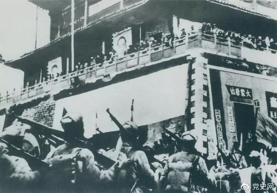 1950年2月20日,人民解放军进驻昆明。 1950年2月20日,人民解放军进驻昆明。