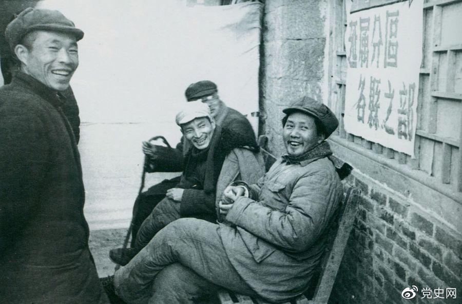1943年12月,毛泽东和陈云、林伯渠参观陕甘宁边区第三届生产展览会。 1943年12月,毛泽东和陈云、林伯渠参观陕甘宁边区第三届生产展览会。