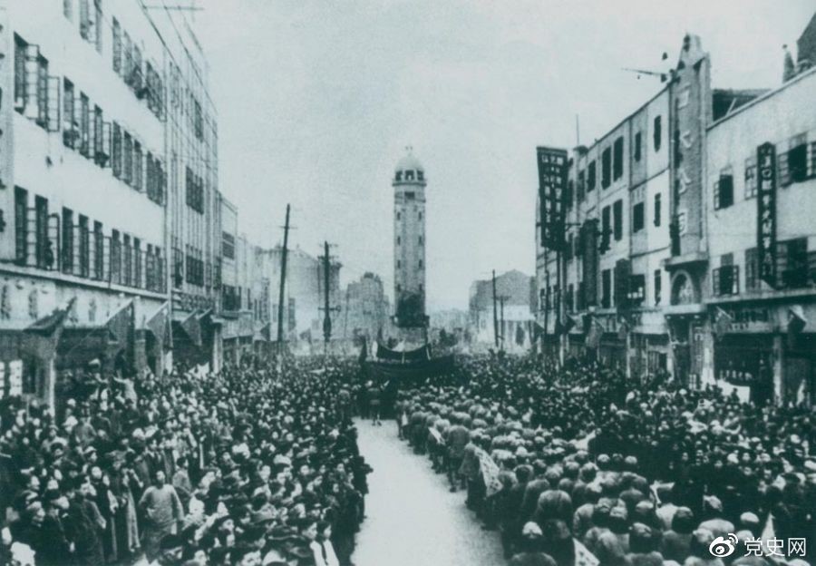 1949年11月,人民解放军解放西南首府重庆。 1949年11月,人民解放军解放西南首府重庆。