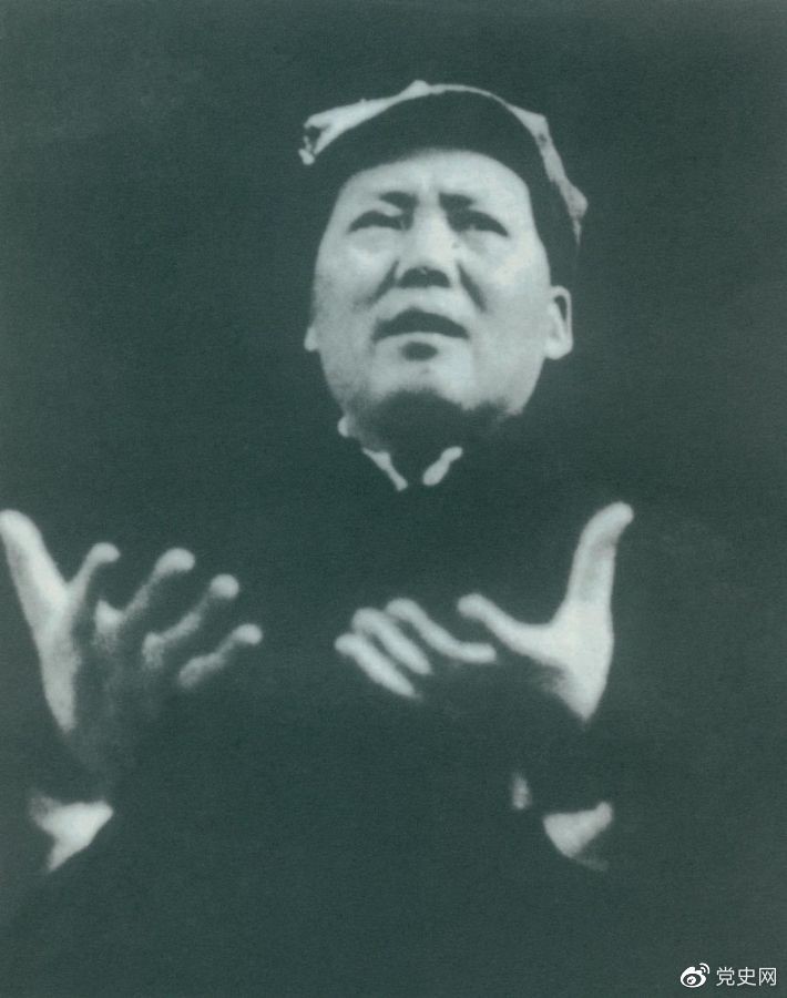 1943年11月,毛泽东在中共中央招待陕甘宁边区劳动英雄代表大会上作《组织起来》的讲话。 1943年11月,毛泽东在中共中央招待陕甘宁边区劳动英雄代表大会上作《组织起来》的讲话。