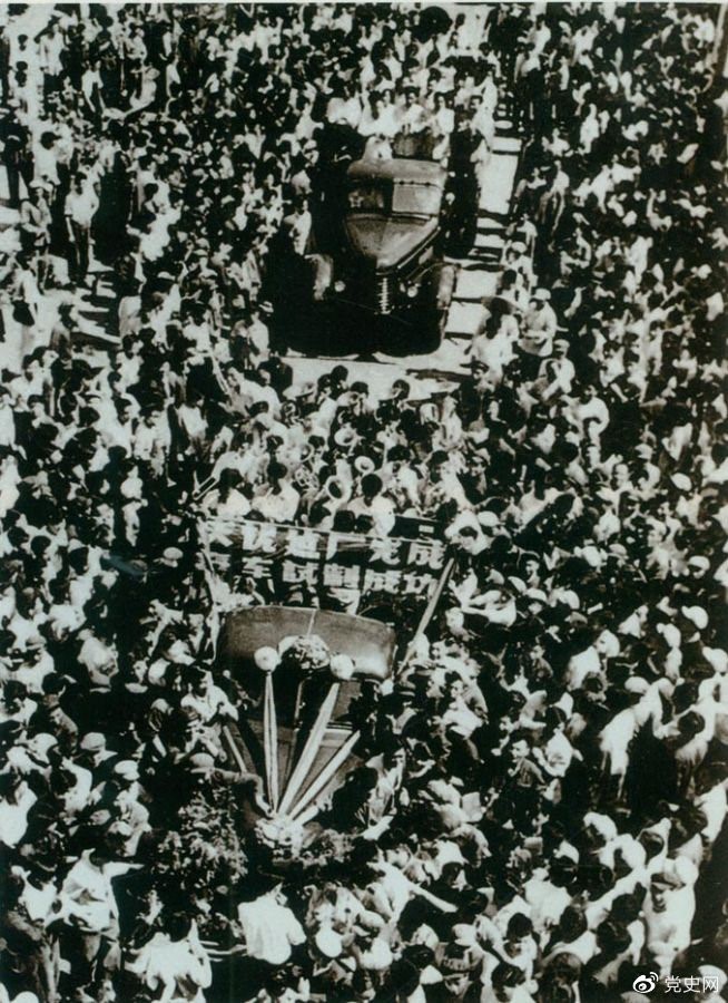 1956年7月13日,第一批国产“解放”牌汽车在长春第一汽车制造厂试制成功,结束了中国不能制造汽车的历史。图为7月14日,“解放”牌汽车开下生产线。 1956年7月13日,第一批国产“解放”牌汽车在长春第一汽车制造厂试制成功,结束了中国不能制造汽车的历史。图为7月14日,“解放”牌汽车开下生产线。