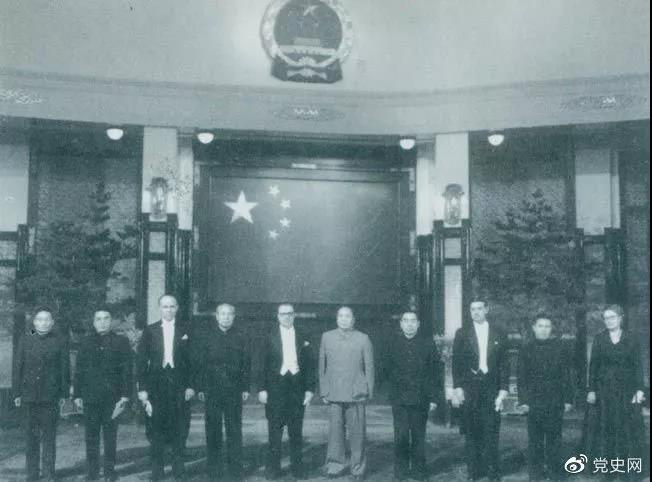 1955年1月28日,毛泽东在中南海接受芬兰首任驻华大使孙士敦递交的国书。 1955年1月28日,毛泽东在中南海接受芬兰首任驻华大使孙士敦递交的国书。