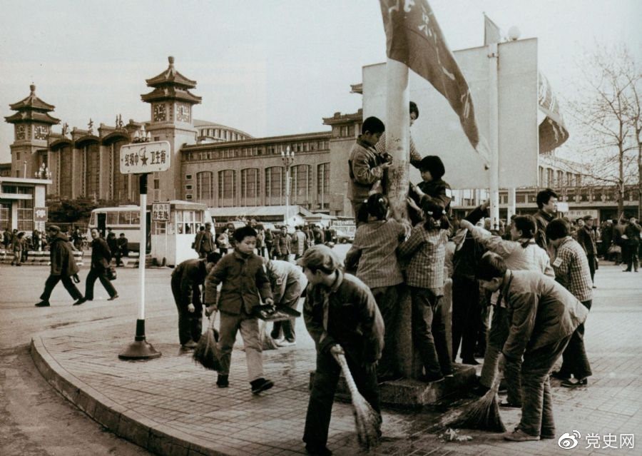 1981年2月25日,全国总工会等九个单位发出倡议,开展“五讲四美”文明礼貌活动。图为北京铁路一小的少先队员在北京站西街打扫卫生。 1981年2月25日,全国总工会等九个单位发出倡议,开展“五讲四美”文明礼貌活动。图为北京铁路一小的少先队员在北京站西街打扫卫生。