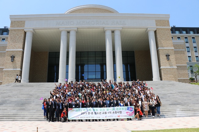 中国青年代表团在釜山外国语大学.JPG