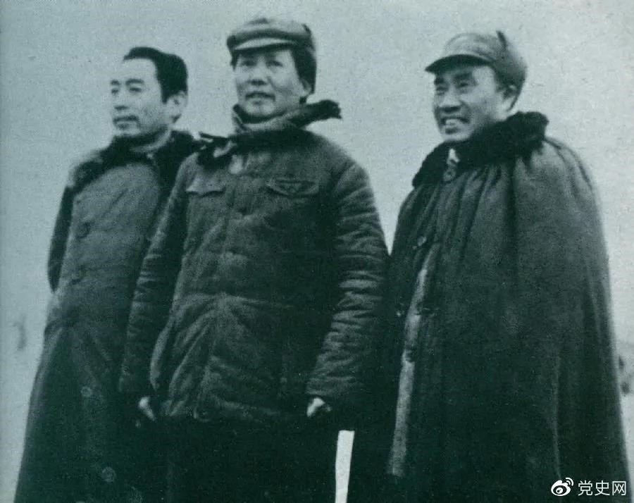 1946年3月4日,毛泽东和朱德、周恩来在延安机场。 1946年3月4日,毛泽东和朱德、周恩来在延安机场。