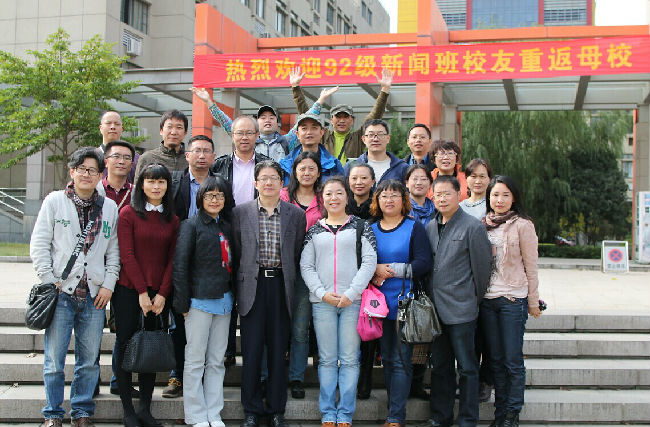 新闻学院楼下合影.jpg