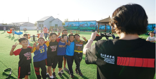 浙传“筑梦鸦儿川”实践队成员拍摄“童心园”里玩闹的孩子们