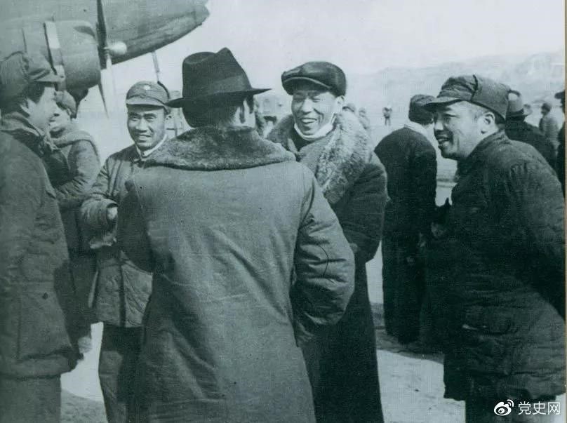 1946年2月19日,毛泽东等在延安机场迎接从重庆回延安汇报工作的周恩来。 1946年2月19日,毛泽东等在延安机场迎接从重庆回延安汇报工作的周恩来。
