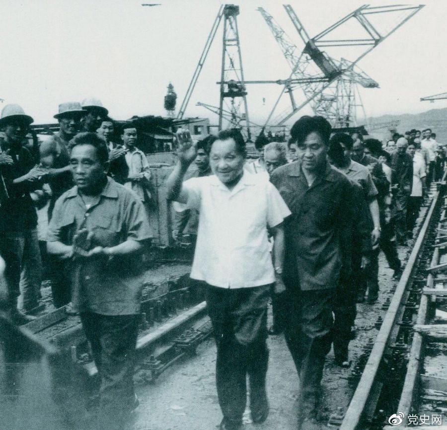 1980年7月12日,邓小平到葛洲坝水利枢纽工程视察。 1980年7月12日,邓小平到葛洲坝水利枢纽工程视察。