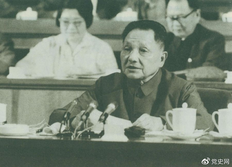 1977年8月18日,邓小平在中国共产党第十一次全国代表大会的闭幕会上提出:“一定要恢复和发扬毛主席为我们党树立的实事求是的优良传统和作风。” 1977年8月18日,邓小平在中国共产党第十一次全国代表大会的闭幕会上提出:“一定要恢复和发扬毛主席为我们党树立的实事求是的优良传统和作风。”