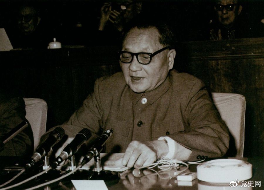 1979年10月,邓小平代表中共中央、国务院向中国文学艺术工作者第四次代表大会致祝词,希望文艺工作者中间有越来越多的同志成为名副其实的人类灵魂工程师。 1979年10月,邓小平代表中共中央、国务院向中国文学艺术工作者第四次代表大会致祝词,希望文艺工作者中间有越来越多的同志成为名副其实的人类灵魂工程师。