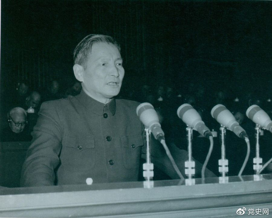 1956年12月,陈云在中华工商业联合会第二届会员代表大会上作报告。 1956年12月,陈云在中华工商业联合会第二届会员代表大会上作报告。