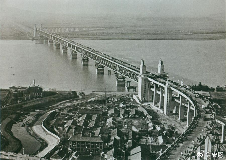 1968年12月29日, 南京长江大桥全面建成通车。这是当时中国自行设计建造的最大的铁路、公路两用桥。 1968年12月29日, 南京长江大桥全面建成通车。这是当时中国自行设计建造的最大的铁路、公路两用桥。
